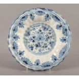 FÄCHERPLATTE, Blaudekor, Dm 22,5, min.best., zwei Haarrisse, HANAU, um 1720