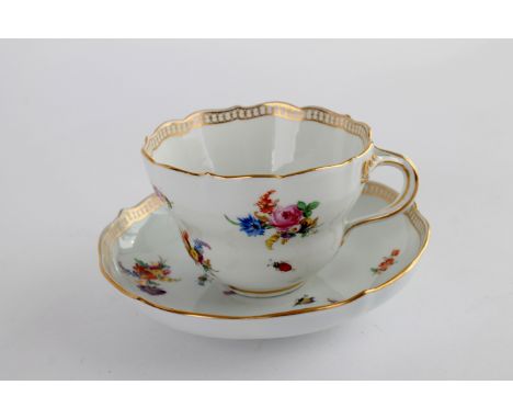 Große zweiteilige Kaffeetasse mit passender Untertasse, Meissen, Schwertermarke 1. Wahl, sächsisches Weißporzellan mit polych