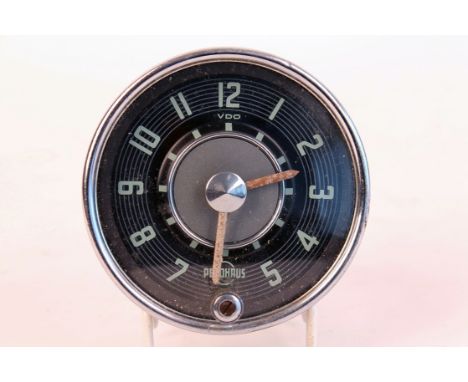 Runde "PERO HAUS" - VW-Käfer Borduhr der Marke VDO, ungeprüft. Durchmesser ca. 8,5 cm.