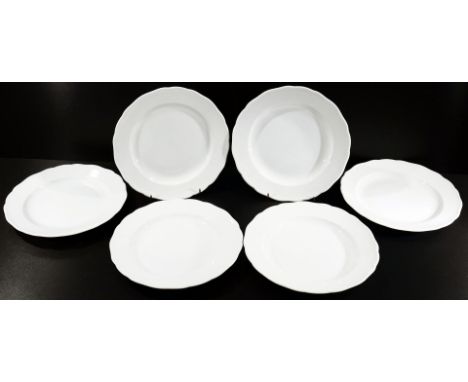 Folge von 6 flachen Speisetellern mit geschwungenem Rand, Meissen'er Weißporzellan, Schwertermarke, 5. Wahl (4 Schleifstriche