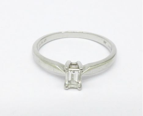 An 18ct white gold and platinum set diamond ring, 0.2 carat diamond weight, 2.7g, K