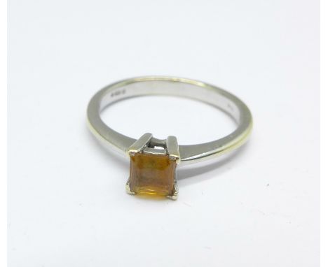 An 18ct white gold and citrine ring, 2.5g, K