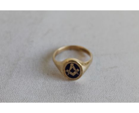 A MASONIC SIGNET RING, 9 ct gold with enamel compass and square to cartoucheFor shipping estimate: https://www.mbe.co.uk/auct