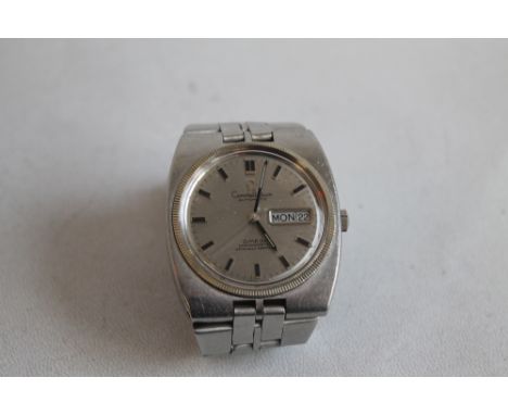 A 1960S OMEGA CONSTELLATION AUTOMATIC CHRONOMETER DAY DATE GENTS WRIST WATCH on original Omega bracelet strap