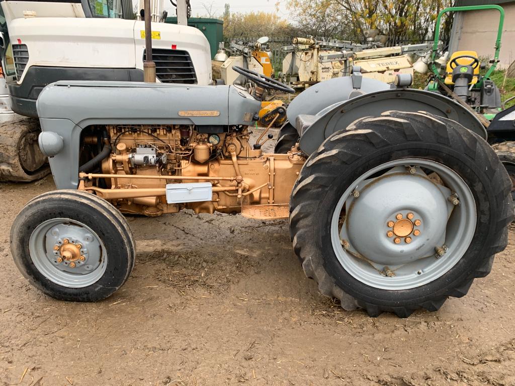 DS VINTAGE MASSEY FERGUSON DIESEL FARM TRACTOR GREY / GOLD, RUNS AND WORKS *PLUS VAT* COLLECT DS VINTAGE MASSEY FERGUSON DIESEL FARM TRACTOR GREY / GOLD, RUNS AND WORKS *PLUS VAT* COLLECT
