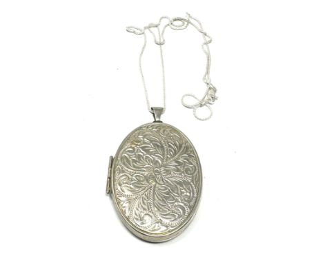 Large vintage silver locket necklace locket measures approx 6cm drop 
