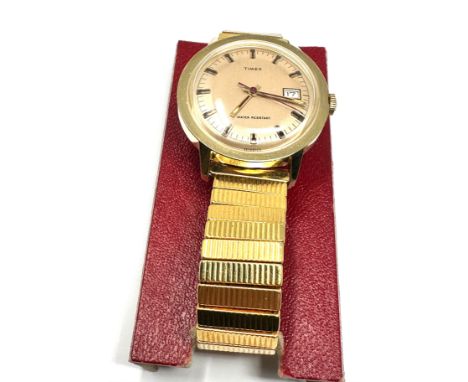vintage gents timex wristwatch in good condition and is ticking 