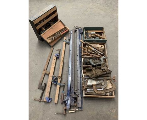 WOODWORKING - WORKSHOP TOOLS - A MIXED QUANTITY, to include various sash, G and other clamps, drill braces, drill bits and va