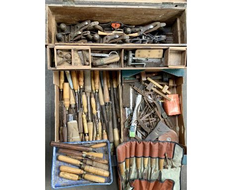 VINTAGE &amp; LATER WOODWORKING TOOLS to include a wooden chest of Stanley and other planes, large quantity of woodworking ch