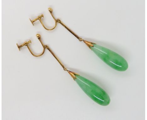 A PAIR OF 20K GOLD EARRINGS WITH CHINESE GREEN HARDSTONE DROPS stamped with Chinese hallmarks, the fittings are screw backs f
