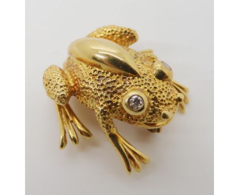 AN 18K GOLD FROG BROOCH SIGNED TIFFANY with diamond set eyes. Length 2.4cm x 2.9cm, weight 11gms Condition Report: Light gene