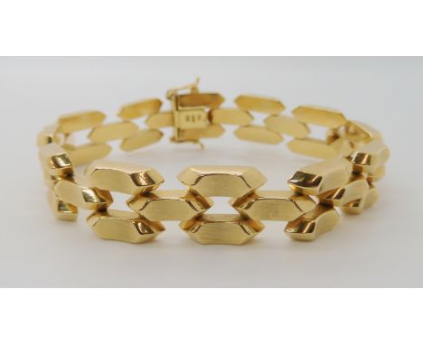 AN 18CT ITALIAN GOLD DECORATIVE LINK BRACELET dimensions 19cm x 1.2cm, weight 26.1gms Condition Report: Light general wear, c