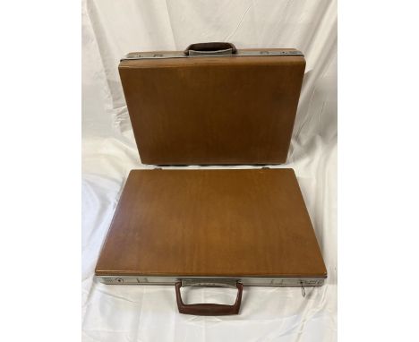 A pair of 1970s vintage matching cases, Samsonite briefcase and an attache case. (With a key that works for both). H.32 W.46 