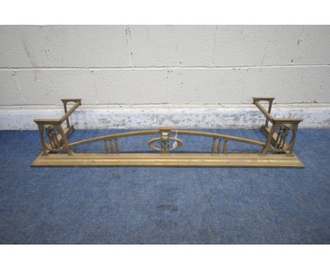 AN ART NOUVEAU BRASS FENDER, length 136cm x depth 37cm x height 24cm (condition report: could use a clean, patina all over)