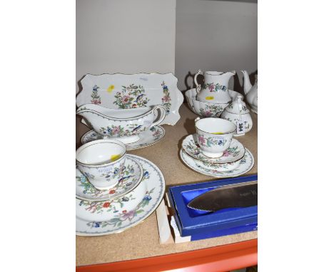 A GROUP OF ANYSLEY 'PEMBROKE' DINNER AND TEA WARES comprising a boxed pie server, two tea cups of differing form with matchin