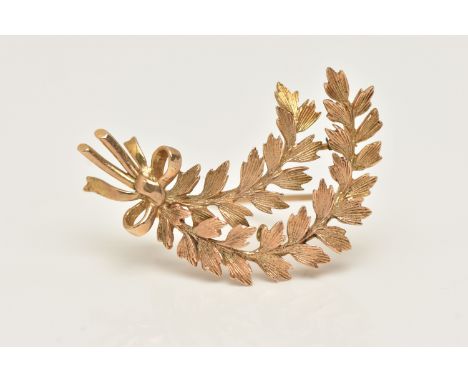 A 9CT GOLD LEAF BROOCH, spray design with bow detail, fitted with a brooch pin and safety clasp, hallmarked 9ct London, lengt