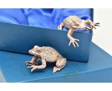 A PAIR OF SILVER FROG FIGURES, each realistically textured, both hallmarked 'C J Vander Ltd' Sheffield 1997, approximate gros
