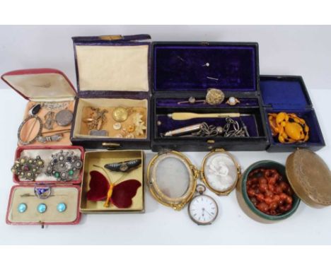 Group of antique jewellery to include a Victorian carved cameo brooch, Victorian daguerreotype portrait brooch, and costume j