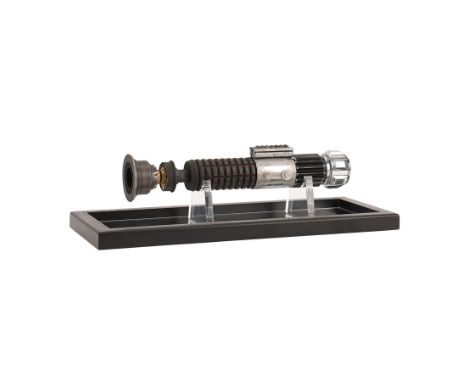 STAR WARS: A NEW HOPE (1977) - Master Replicas Obi-Wan Kenobi Lightsaber Replica - A Master Replicas Obi-Wan Kenobi (Alec Gui