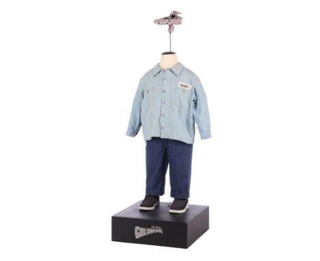 AUSTIN POWERS IN GOLDMEMBER (2002) - Mini Me's (Verne Troyer) Prison Costume - A Mini Me (Verne Troyer) prison costume displa