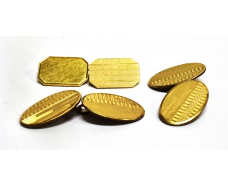 A GENT'S 9CT GOLD ODD CUFFLINK hallmarked 9ct gold, engine turn finish, weighing approx. 2.8 grams, together with a pair of s