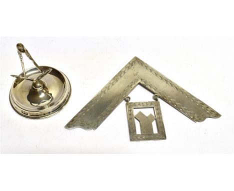 OF MASONIC INTEREST A SMALL SILVER DISH WITH COMPASS AND SET SQUARE TO CENTRE 6cm diameter, hallmarked London 1923, note weig