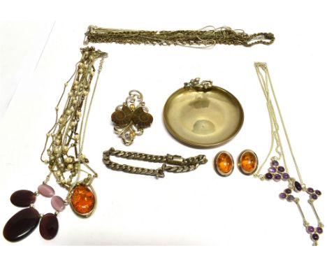 AN ASSORTMENT OF SILVER AND WHITE METAL JEWELLERY comprising silver necklaces, stone set pendant and brooch to include clarif