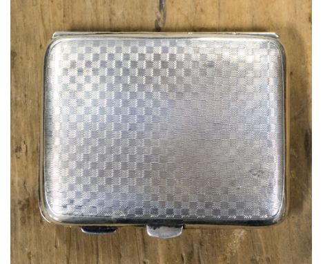 An Edwardian silver chequered cigarette case, blank monogram, Birmingham 1927, approx 72.9 grams 
