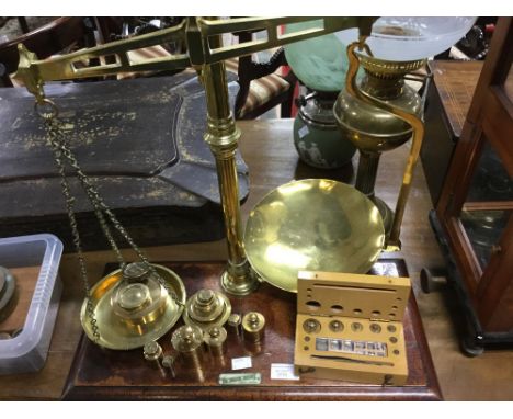 De Graves short London brass pharmaceutical weighing scales, with pans, on mahogany stand with brass weights in both lb and o