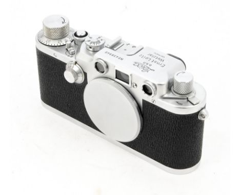 A Leica IIIc Camera Body, serial no. 438940, 1946/77, chrome, shutter working, refinished with sharkskin vulcanite, body, VG,