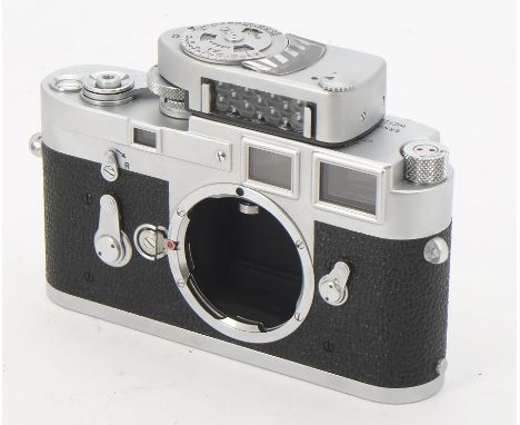 A Leica M3 Single Stroke Body, serial no. 1057454, 1962, chrome, shutter working, original glass pressure plate, body, G, lig