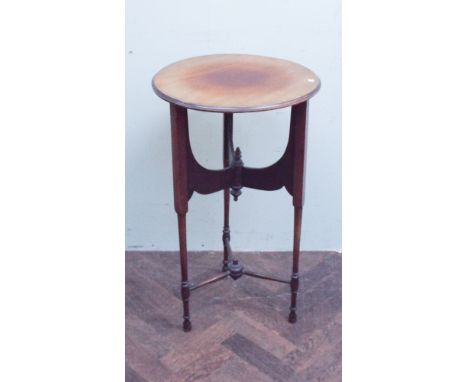 Late Victorian circular mahogany occasional table on tripod base 16" diameter 