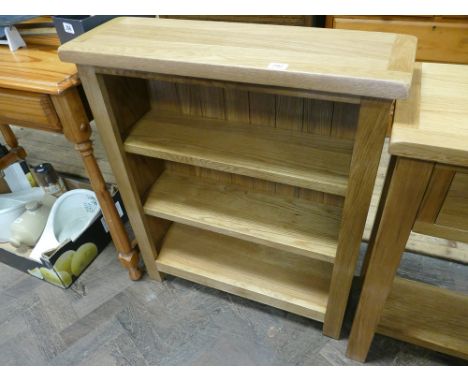 2'6 brand new light oak low open bookcase, matching previous lots 