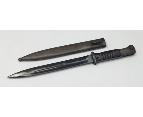 WW2 1943 dated K98 bayonet, with matched numbers to bayonet and scabbard. Of standard form, with ribbed Bakelite handle secur