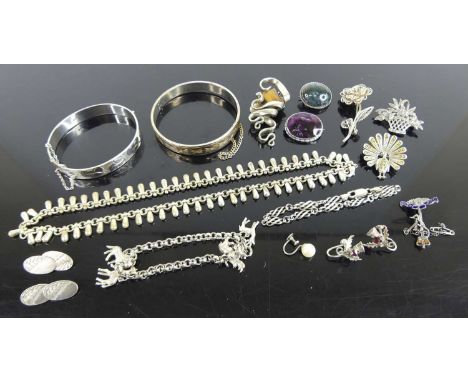 Assorted costume jewellery, to include silver hinged bangle, pair of silver cufflinks, assorted brooches etc 