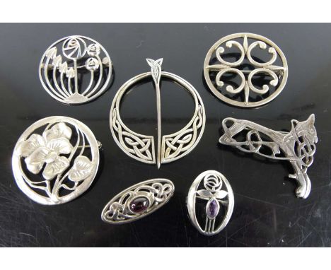 A collection of various silver and white metal brooches, to include Celtic and Art Nouveau style examples (7)