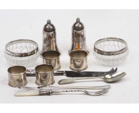 A collection of silver and plated wares, to include napkin rings, silver collared glass salt, silver handled cheese knife etc