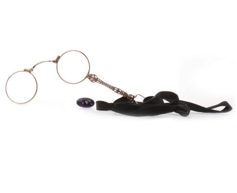 EARLY 20TH CENTURY YELLOW METAL LORGNETTEmarked '205', with push-button spring release, the handle with floral decoration, in