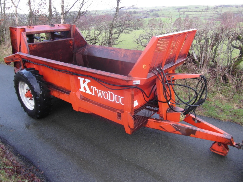KTWO Duo 6 Ton rear discharge muck spreader with slurry door