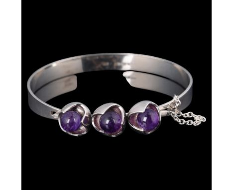 KULTASEPPA SALOVAARA - a Finnish modernist sterling silver amethyst torque bangle, Turku 1973, set with 3 polished amethyst s