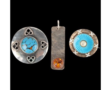 Various Art Nouveau and Arts and Crafts jewellery, including sterling silver shield brooch, 28mm, 14.6g total (3) . Condition