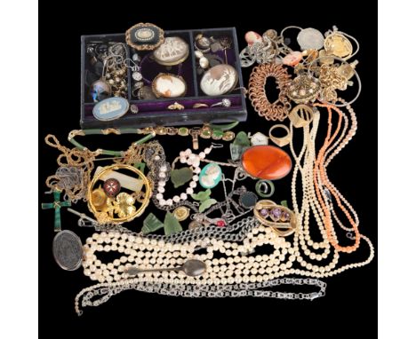 A quantity of Antique and Vintage costume jewellery, including shell cameo brooches, stickpins, Victorian brooch, rings, pear