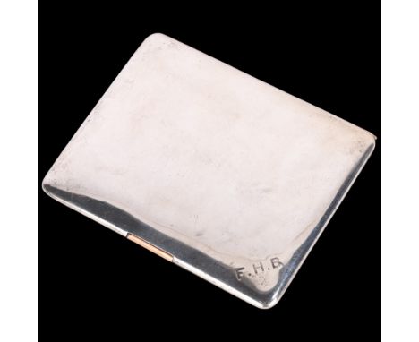 An Art Deco George V silver and gold cigarette case, Goldsmiths & Silversmiths Co Ltd, London 1915, plain rectangular form, w