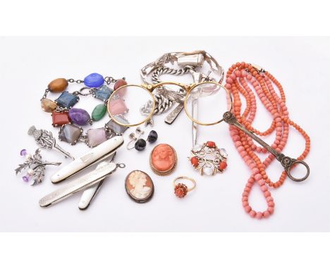 
	
		Y&nbsp;A collection of jewellery, to include a 9 carat gold coral and moonstone circular brooch, full hallmark, 3.2cm di