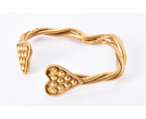 
	
		A torque bangle, the three twisted wires to heart shaped panel terminals, stamped with unclear marks, 66.3g
		
		Conditi