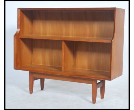 A vintage teak wood mid 20th century open bookcase / shelf with chamfered detailed sides raised on tapered legs. Measures 76c