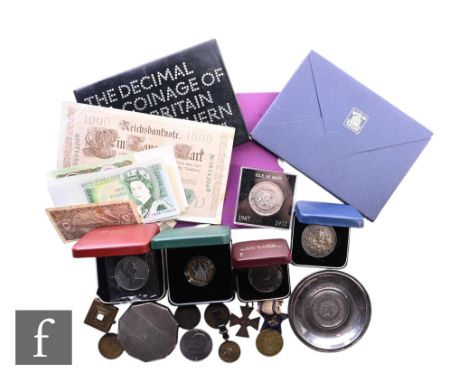 Elizabeth II - A 2005 silver proof two pound coin, a silver medallion to commemorate the QEII final voyage, various cased set