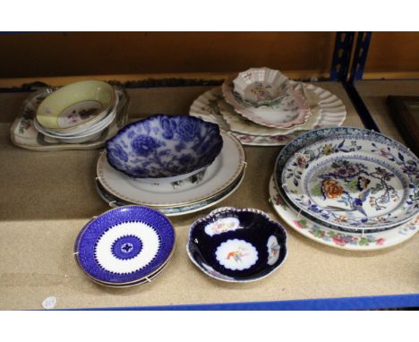 A QUANTITY OF COLLECTABLE PLATES TO INCLUDE SHELLEY, WEDGEWOOD, ROYAL ALBERT, DAVENPORT ETC 