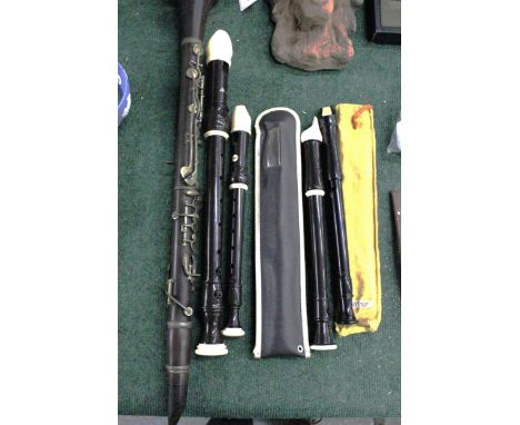 A COLLECTION OF MUSICAL INSTRUMENTS TO INCLUDE THREE DESCANT RECORDERS, A TREBLE RECORDER AND A CLARINET 
