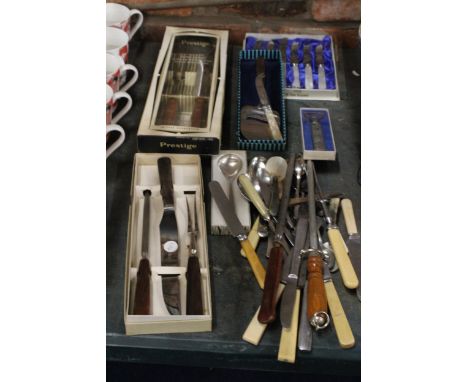 A COLLECTION OF FLATWARE TO INCLUDE A BOXED VINTAGE "PRESTIGE" CARVING SET, A BOXED KONGTINN BOTTLE OPENNER, A KNIFE SHARPER 